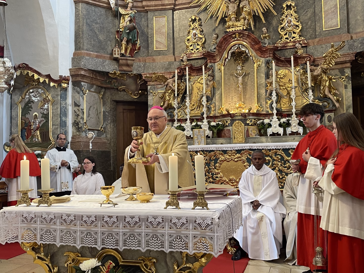 Der Bischof bei der Gabenbereitung mit einem barocken Kelch, den Pfarrer Alexander Kohl mitgebracht hatte