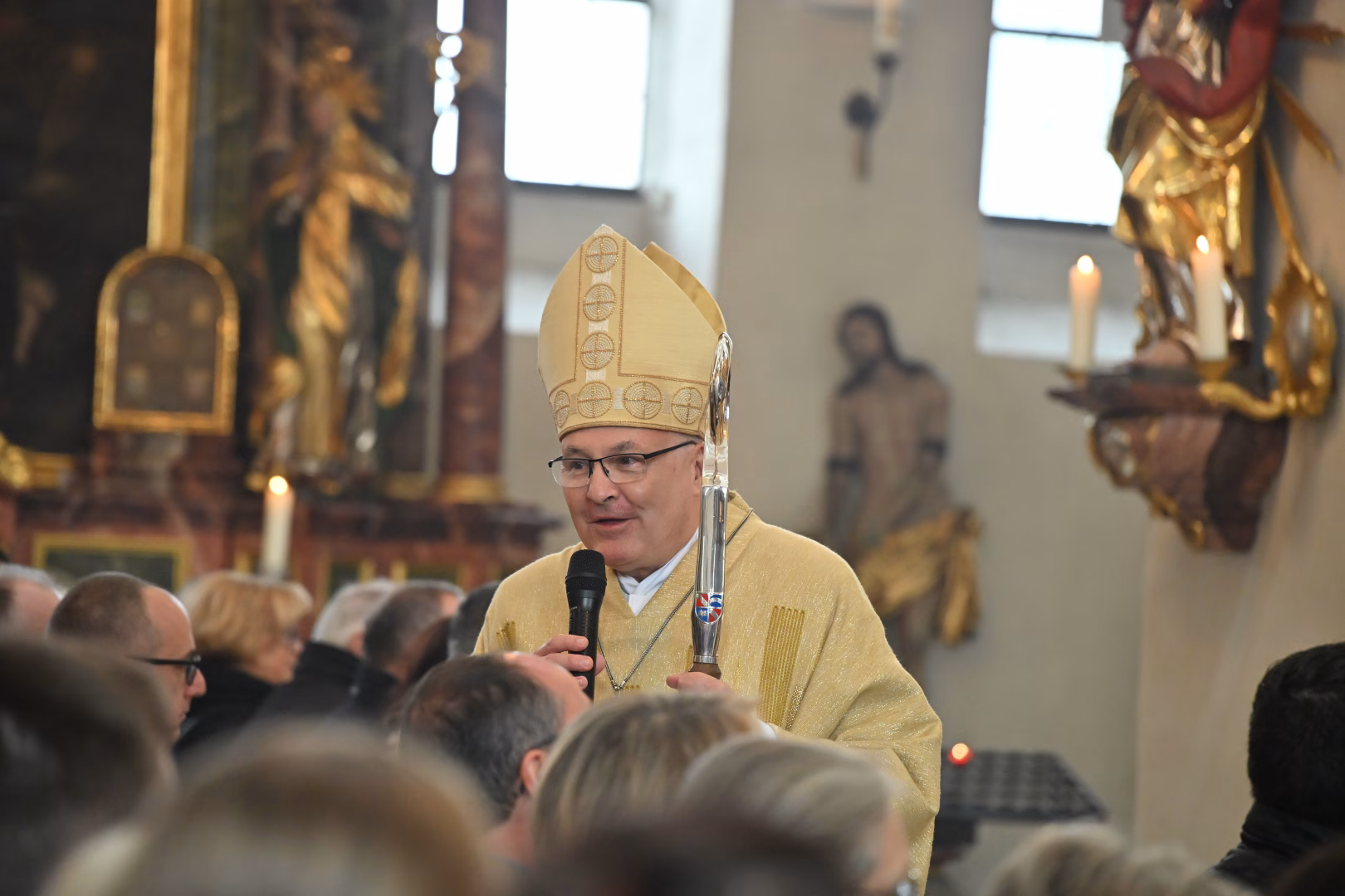 Bischof Rudolf hielt die Predigt frei unter der Menge