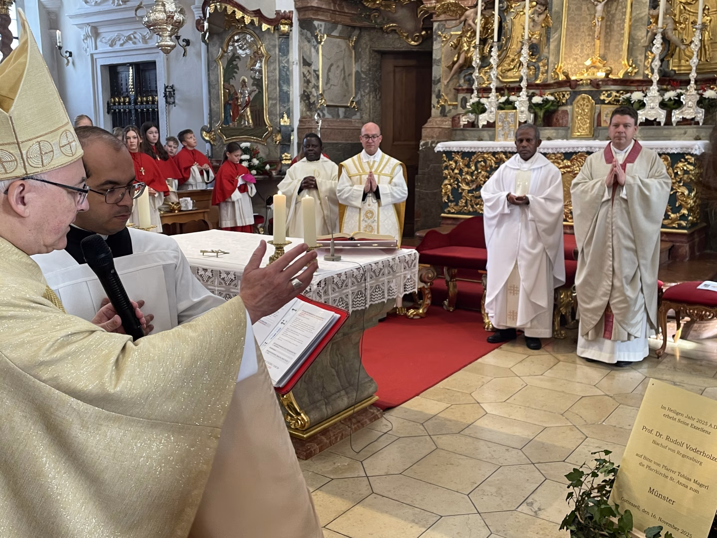 Am Ende wurde die Plakette geweiht, die von nun an an diesen Tag erinnert