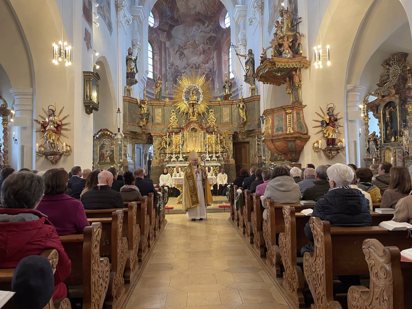 Der Bischof erklärte bauliche Besonderheiten in Gotteszell