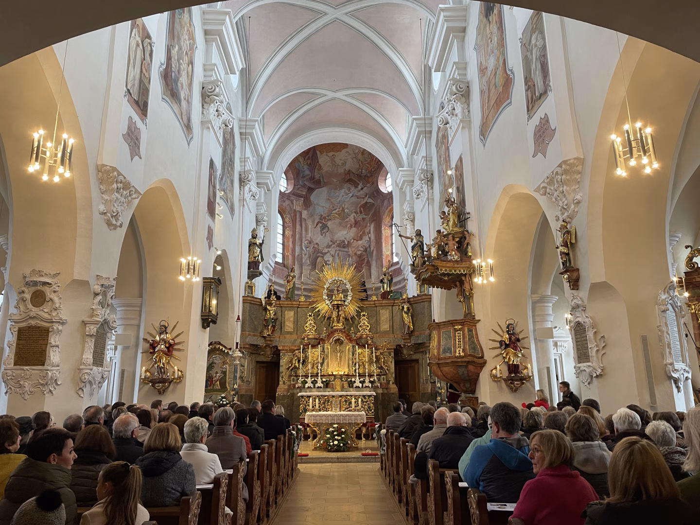 auch innen ist der Kirchenraum eine Augenweide