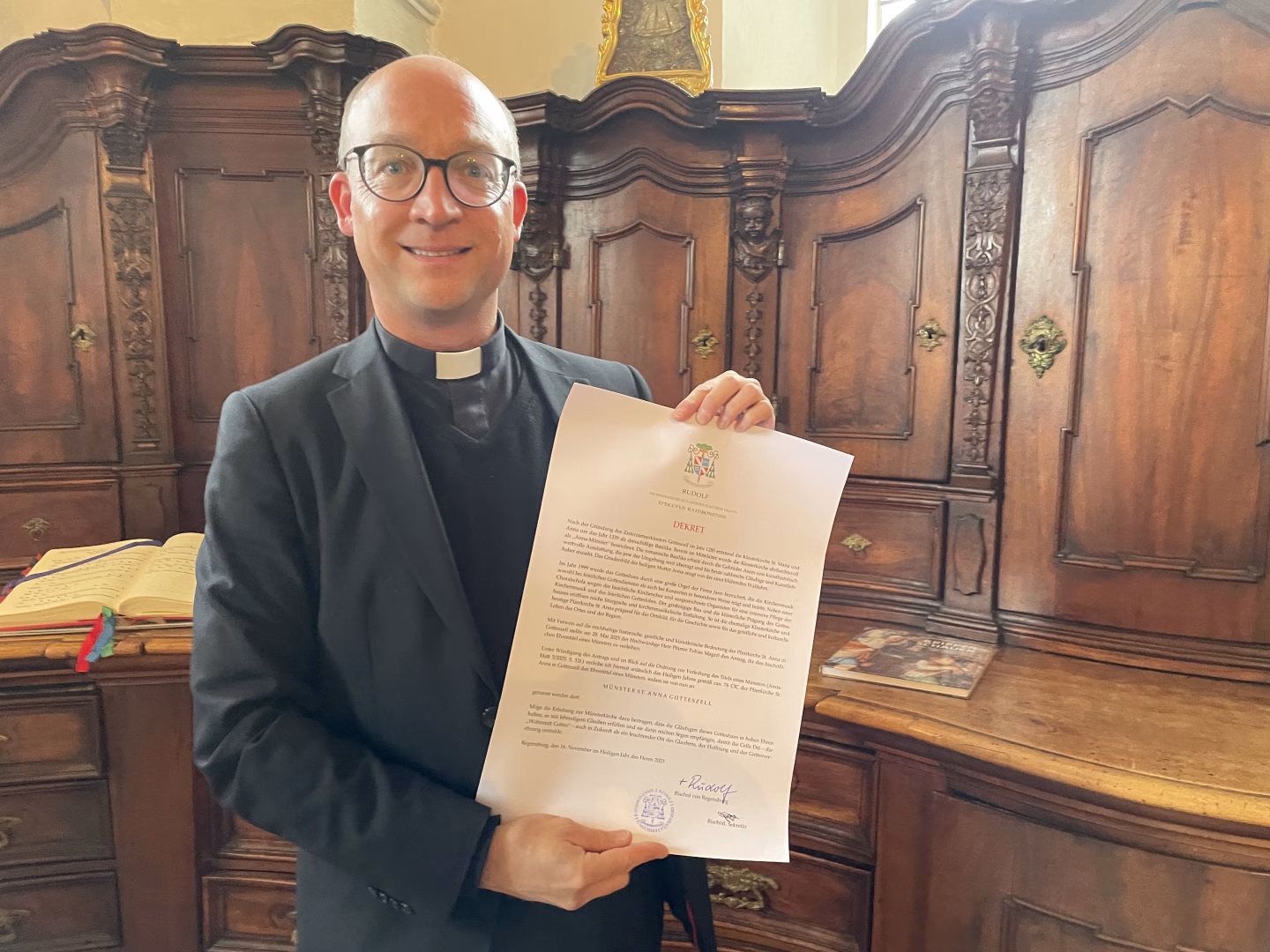 Pfarrer Magerl mit dem Dekret zur Erhebung zum Münster