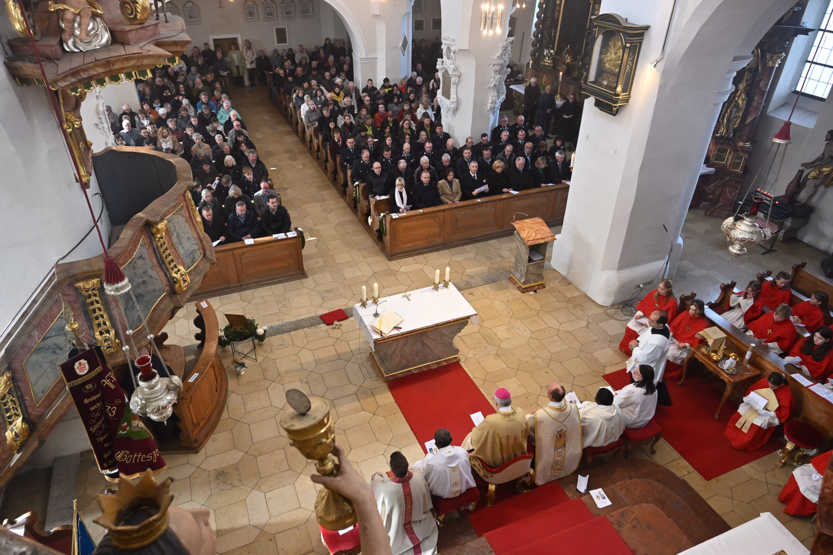 Die Kirche war übervoll mit Gläubigen